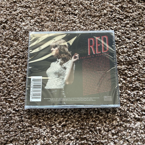SIGNED Taylor Swift Red CD - Picture 2 of 6